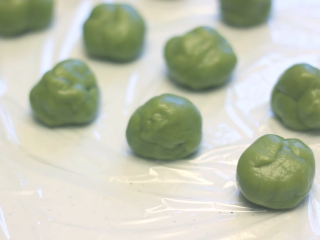 15、綠茶紅豆冰皮月餅,绿豆冰皮揉成团