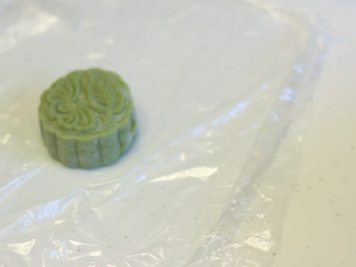 20、綠茶紅豆冰皮月餅,放入月饼模型，压成型