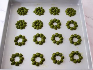 11、抹茶曲奇（玉米油版）,直接挤在不粘烤盘上面
