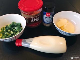 2、香葱肉松面包卷,夹馅材料