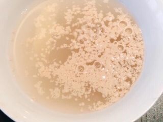 3、香葱肉松面包卷,酵母和水混合(水温30度左右)静置10分钟