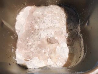 4、香葱肉松面包卷,面粉,糖,酵母水、混合放入面包机,启动一次搅拌程序。第一次搅拌程序停止后加入软化的黄油,再次启动搅拌程序。(整个过程大概50分钟)