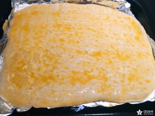 5、香葱肉松面包卷,发好的面上刷上打散的蛋液