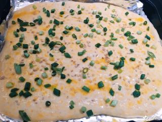 6、香葱肉松面包卷,撒上葱花和芝麻