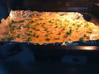 7、香葱肉松面包卷,预热烤箱5分钟,温度180度。