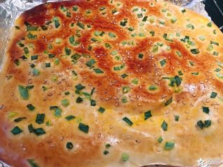 8、香葱肉松面包卷,温度180度,烤12分钟出炉(如果表皮上色过深,可以上面盖一层锡箔纸)