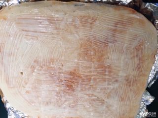 11、香葱肉松面包卷,用刷子刷匀