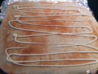 10、香葱肉松面包卷,挤上沙拉酱