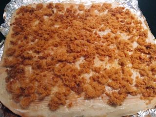 12、香葱肉松面包卷,撒上肉松(最满足的就是这一步,你可以任性的想撒多少就撒多少)