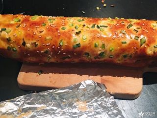 13、香葱肉松面包卷,卷起来