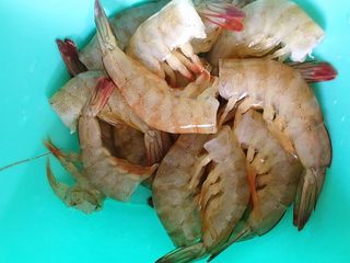 1、鲜虾芝士焗饭,鲜虾去头