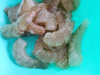 2、鲜虾芝士焗饭,去皮去壳去虾线