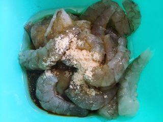 3、鲜虾芝士焗饭,虾用盐、油、鸡粉、生抽、蚝油调匀拌匀