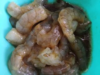 4、鲜虾芝士焗饭,腌制一小时