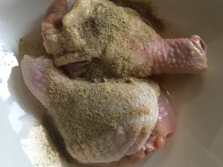 5、鲜虾芝士焗饭,鸡腿用盐、油、生抽、蚝油、鸡粉提前腌制一小时