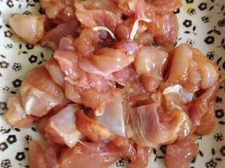 6、鲜虾芝士焗饭,鸡腿腌制好切丁