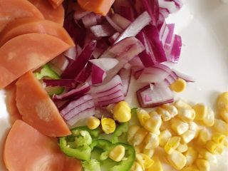 7、鲜虾芝士焗饭,材料切小段备好