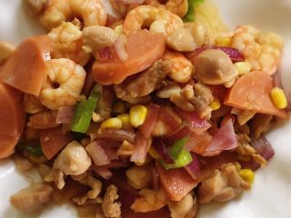 8、鲜虾芝士焗饭,腌制好的虾仁洋葱鸡腿丁炒熟