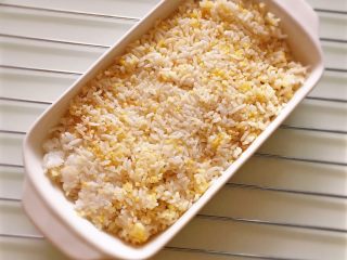 9、鲜虾芝士焗饭,饭煮好，舀出烤盘中