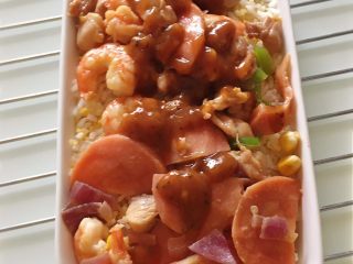 11、鲜虾芝士焗饭,均匀淋上披萨酱