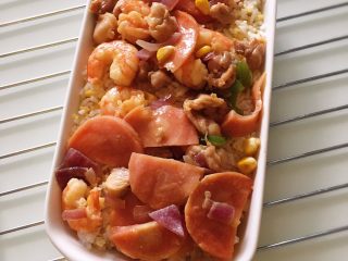 10、鲜虾芝士焗饭,平铺饭上