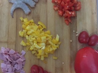 3、海鲜披萨,将鲜虾去黑线洗净，切成段，将彩椒切成丁，我没买青椒，加个绿色青椒会更好。在准备几个圣女果，还有火腿片也可！