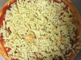 5、海鲜披萨,在铺上一层马苏米拉奶酪，这个放到适当，后面还要铺一层的。