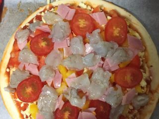 7、海鲜披萨,再把虾段均匀摆设