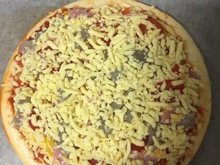 8、海鲜披萨,这时再铺上一层马苏米拉奶酪，这个很重要，烤出来会拉丝！