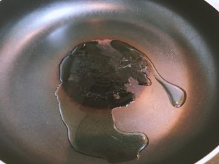 2、清甜解腻养脾胃的南瓜浓汤,油烧热