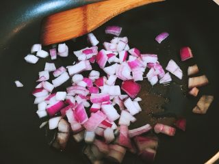 3、清甜解腻养脾胃的南瓜浓汤,下洋葱煸炒