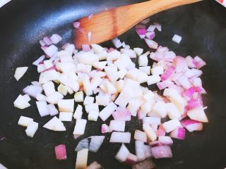 4、清甜解腻养脾胃的南瓜浓汤,洋葱煸炒至透明软化，加入土豆丁