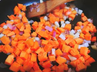 5、清甜解腻养脾胃的南瓜浓汤,翻炒几下继续加入南瓜丁