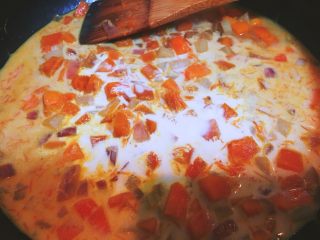 8、清甜解腻养脾胃的南瓜浓汤,这时候就可以加入淡奶油了