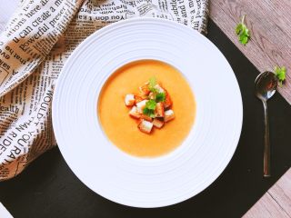 13、清甜解腻养脾胃的南瓜浓汤,撒在南瓜浓汤上