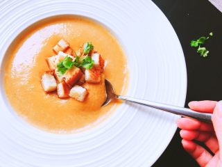 14、清甜解腻养脾胃的南瓜浓汤,不加吐司也很好吃啦，不过我个人喝浓汤很喜欢跟各种酥脆的面包饼干搭配的