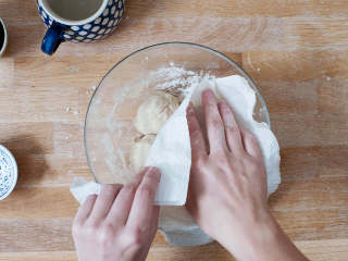 2、土耳其披萨,将面团搓出网球大小的小面球，用湿的厨房用纸盖上，醒面10分钟。