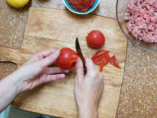 3、土耳其披萨,将番茄放到一个耐热碗中，倒入热水，没过番茄。静置30秒钟，然后用冰块将其快速冷却，接着剥皮。如果喜欢，可以使用罐装整颗去皮番茄来替代。番茄去籽，切成番茄丁。