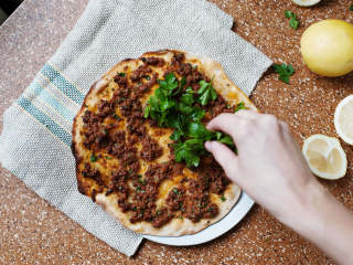 7、土耳其披萨,撒上欧芹。如果喜欢，可以加些柠檬汁和漆树粉。吃起来吧！