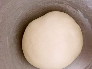1、芝心披萨,所有材料全部放入厨师机揉出手套膜后进行发酵