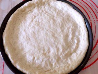 3、芝心披萨,稍揉排气擀成圆饼