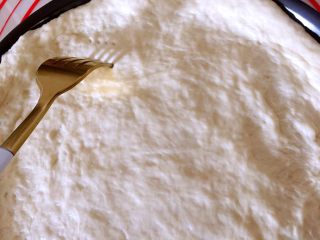 4、芝心披萨,用叉子在饼皮上扎些小孔