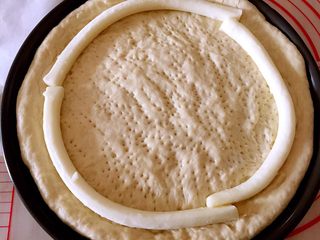 5、芝心披萨,把芝士棒摆放好