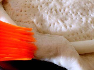 8、芝心披萨,在包裹芝士棒的饼皮上刷少许黄油