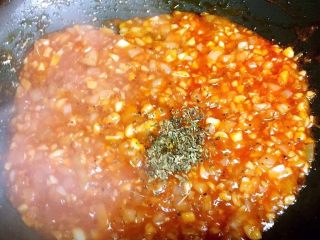 10、芝心披萨,放入罗勒叶及披萨草煮至浓稠