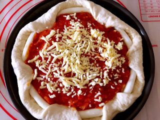 14、芝心披萨,撒上一层芝士碎