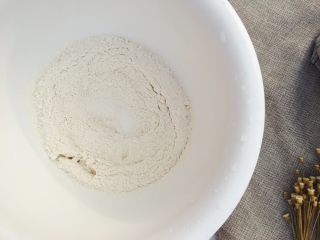 3、当主食一次可以吃三个的法棍面包,面包粉和蛋糕粉混合均匀，倒入盐，再次混合均匀。