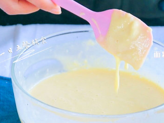 2、宝宝快手蛋糕,用刮刀切拌拌匀，不要划圈搅拌，所谓切拌类似于炒菜，右手抄进去挑起来，左手不停转动碗。