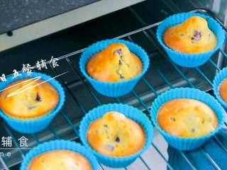 7、宝宝快手蛋糕,这。。烤的有点爆头啊。我觉得烤的更香。