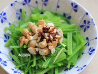 10、腰果仁炝芹菜,在芹菜段中放入姜丝、白醋、鸡精、食盐、食油，搅拌均匀。再把腰果仁放在芹菜段上，上面放几粒花椒备用。